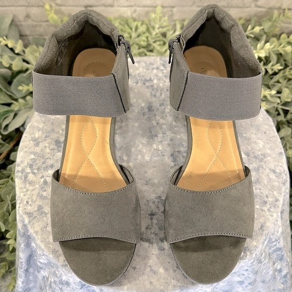 I ❤️ Comfort “Syla” Gray Faux Suede Open Toe Anklewrap Dress Sandals WMS 8M🩶GUC - Picture 3 of 11